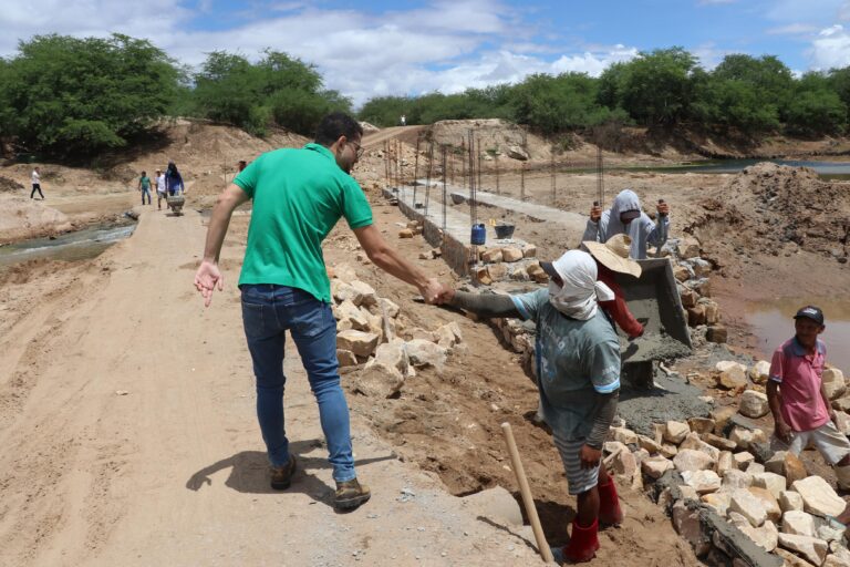 Prefeito Ricardo Maia acompanha obras de infraestrutura em Quixaba da Santa Rita e região